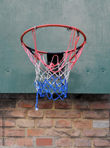 Bunter Basketball-Korb abgenutzt, Streetball © belamy