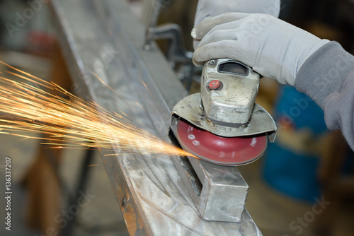 Fotografie workman sanding girders