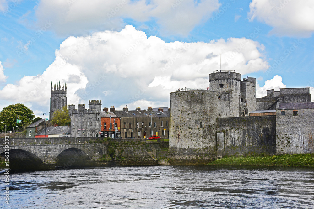 Irland, John´s Castle und St. Mary-Kathedrale in Limerick.