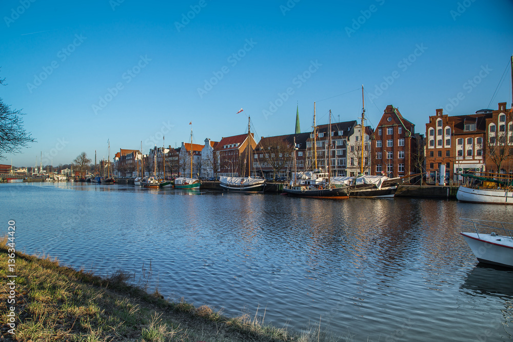  Altstadt  von Lübeck mit Hafen 