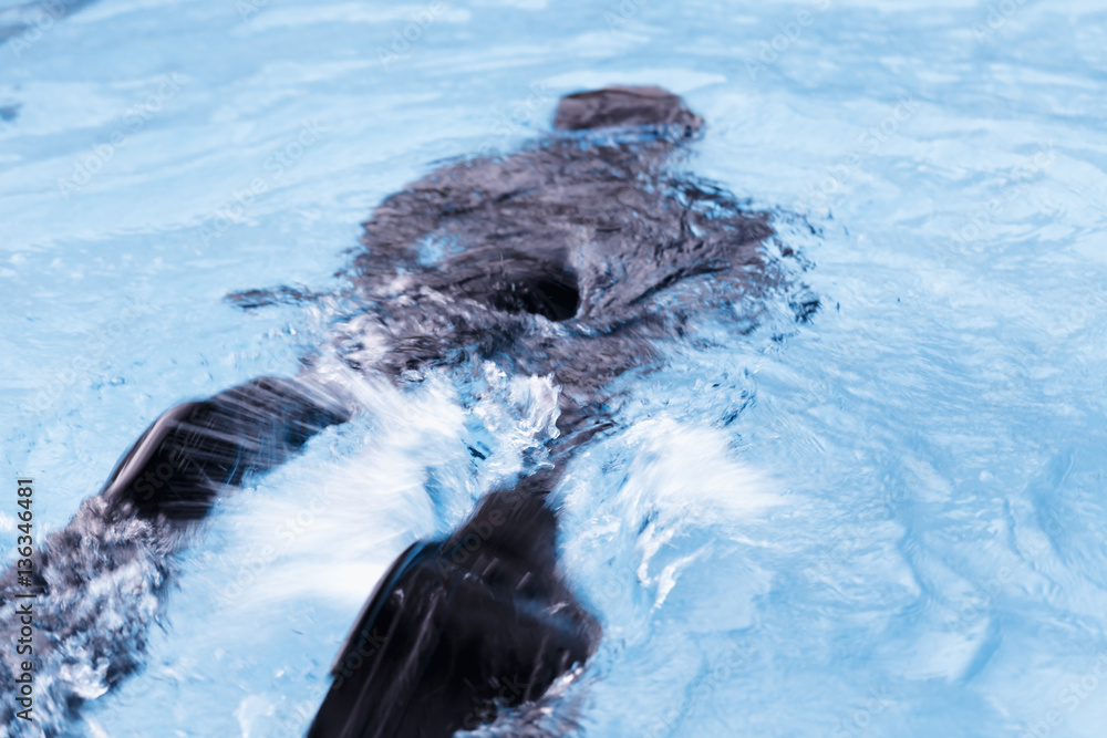 Obraz premium Blurred of Free diving training on swimming pool