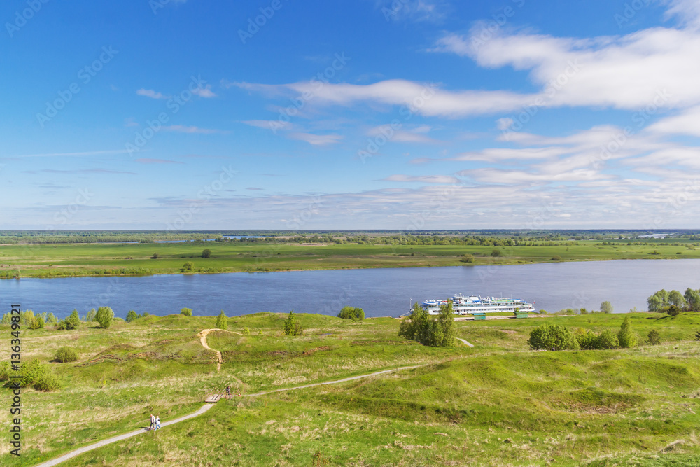 Просторный вид на реку Ока и левый берег около села Константиново