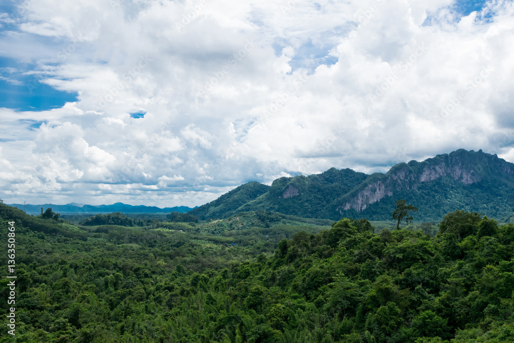 Blick auf den Khao Sok Nationalpark, Dschungel, Thailand 