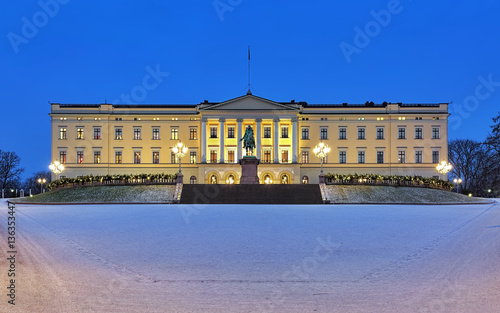 Obraz na płótnie Royal Palace and equestrian statue of Karl XIV Johan in Oslo in dusk, Norway w salonie