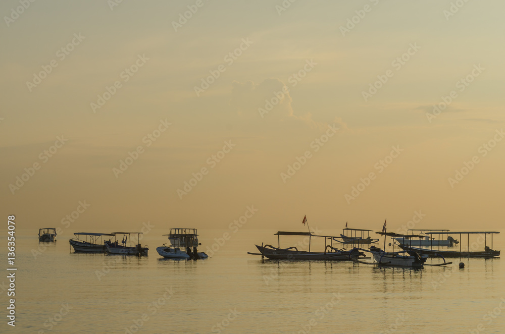 Obraz premium boote bei sonnenuntergang am meer