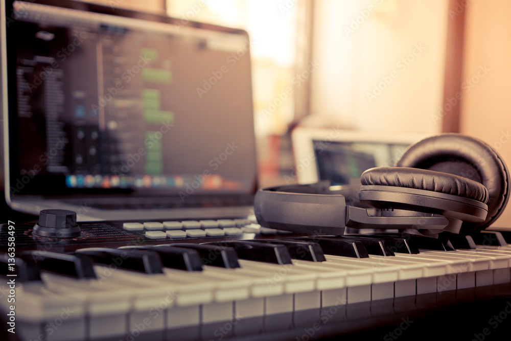 Fototapeta premium Domowa muzyka komputerowa tworząca programowanie komputerowe