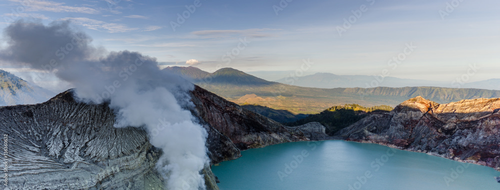 rauchender vulkansee panorama