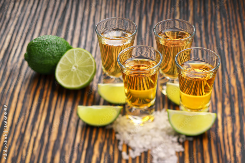 Glasses gold tequila with green lime o Glasses gold tequila with green lime o