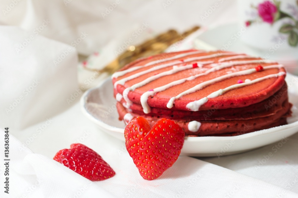 Φωτογραφία Red velvet pancakes with cream cheese frosting strawberry heart /Valentine's day