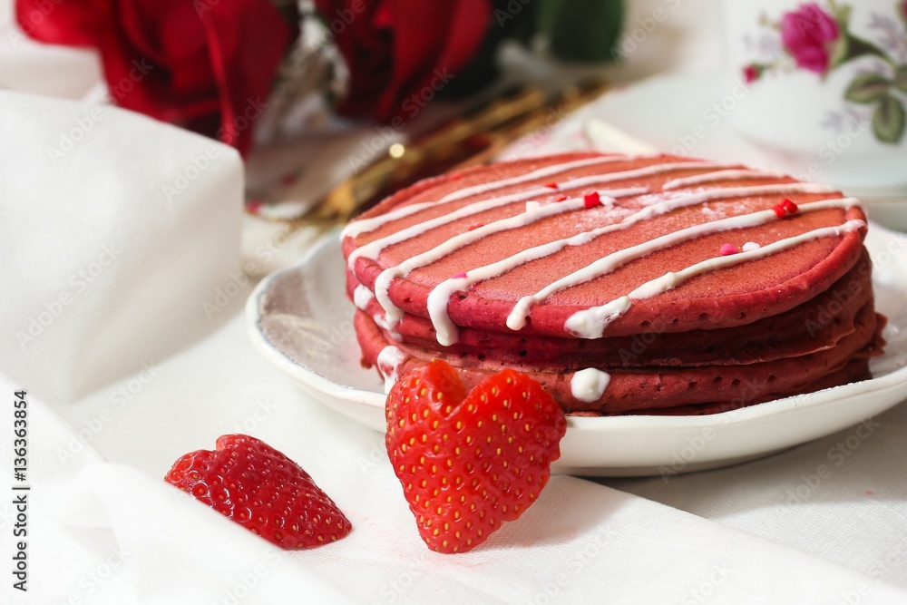 Φωτογραφία Red velvet pancakes with cream cheese frosting strawberry heart /Valentine's day