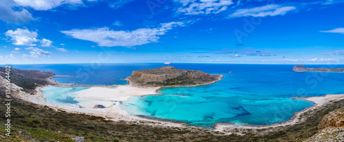 Niesamowita panorama Laguny Balos z magicznymi turkusowymi wodami, lagunami, tropikalnymi plażami z czystym białym piaskiem i wyspą Gramvousa na Krecie w Grecji