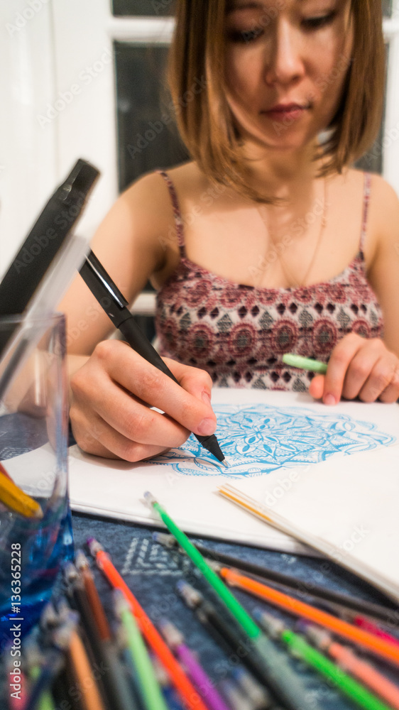 Fototapeta premium The girl draws a mandala