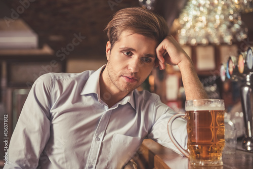 Wallpaper Mural Man at the pub Torontodigital.ca