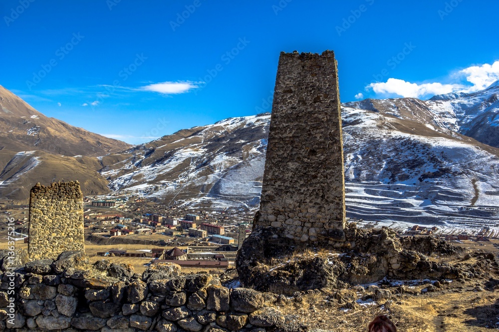 старая башня в горном ущелье, каменная крепость, древнее село, история, Северный Кавказ, Осетия