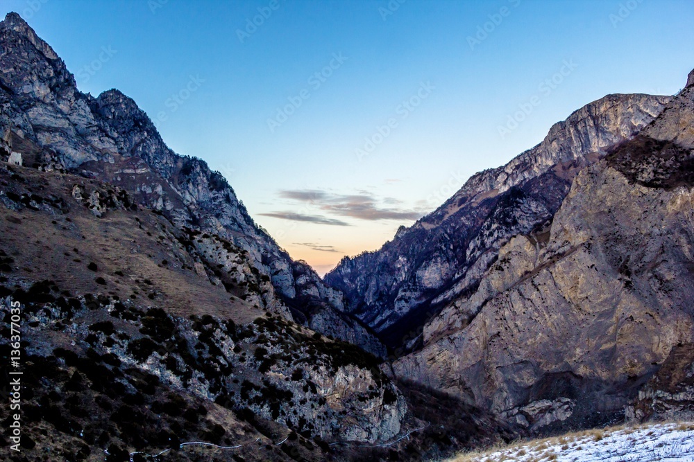 горный пейзаж, вид на ущелье, вечернее небо, природа Северного Кавказа, Осетия