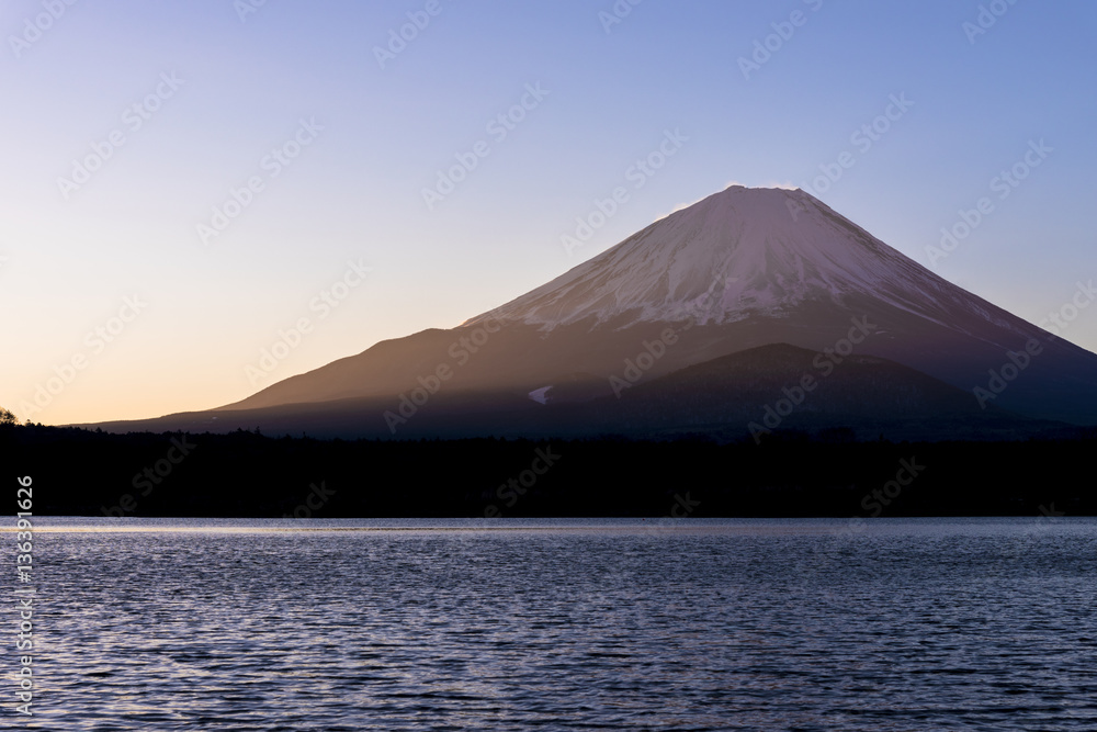 未明の精進湖より厳冬期の富士山