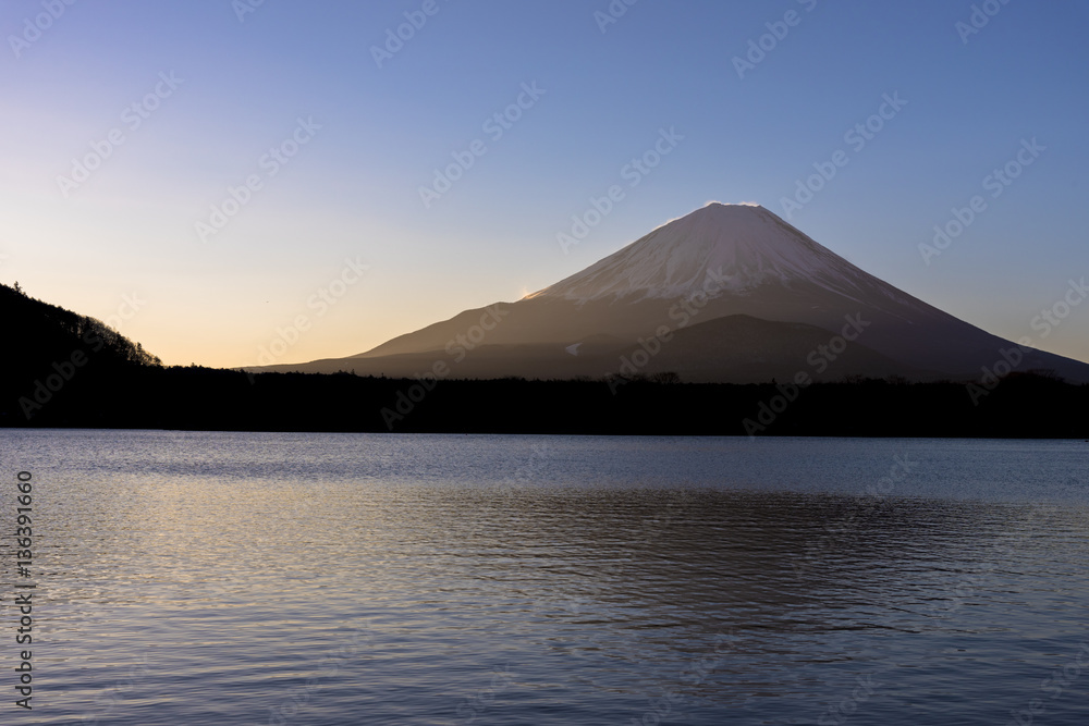 未明の精進湖より厳冬期の富士山