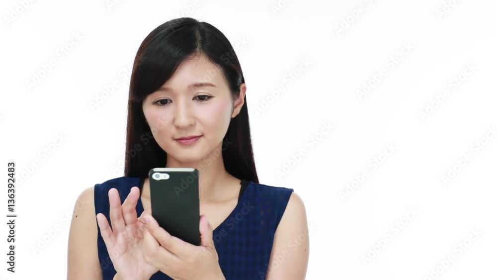 スマートフォンを持つ女性 スマートフォンを持つ女性