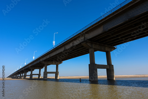 The Yellow river bridge with blue sky in Zhengzhou, Henan province, middle of China.It is a part of the old 107 national road. © Zhen