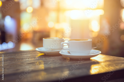 kawa rano, dwie filiżanki espresso na drewnianym stole w kawiarni lub w kawiarni.