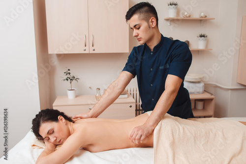 Foto Stock Young man massaging nude woman free space. Side view on male  masseur touching relaxed woman at office. Beauty, health, body care, weight  loss procedure, rest concept | Adobe Stock
