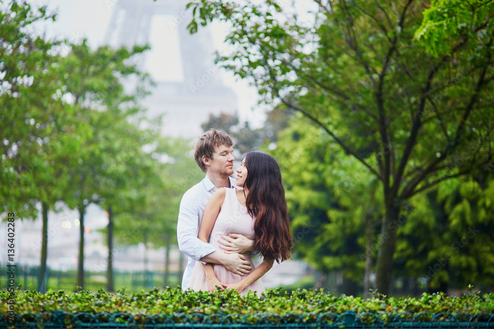 Fototapeta premium Romantic couple together in Paris