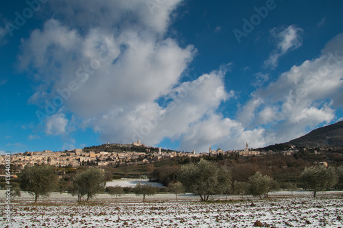 Veduta panoramica di Assisi con la neve