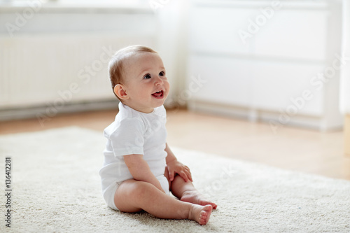 Quadro su tela happy baby boy or girl sitting on floor at home