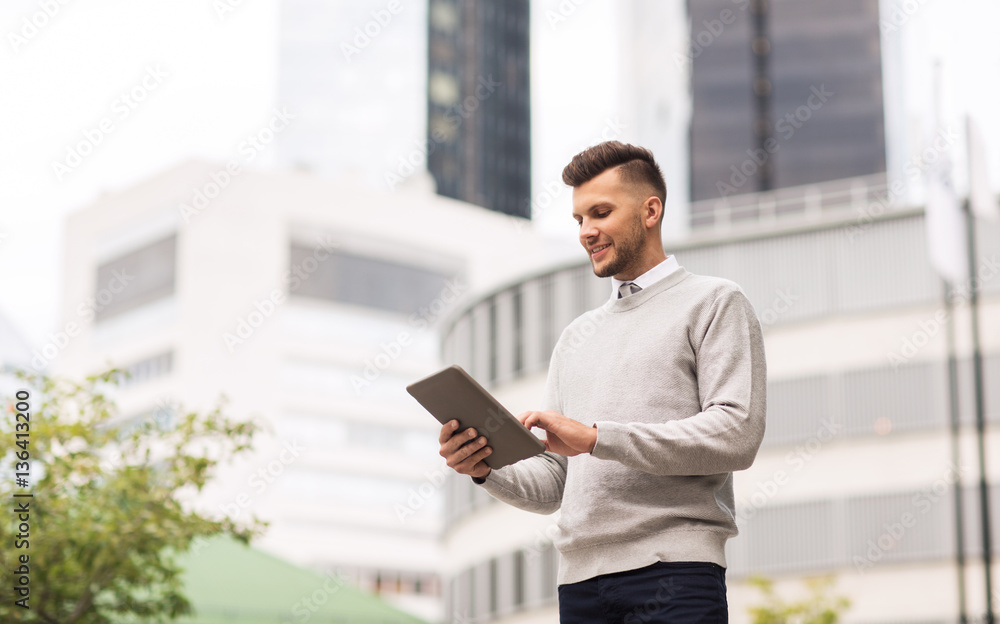 Fototapeta premium happy man with tablet pc computer in city