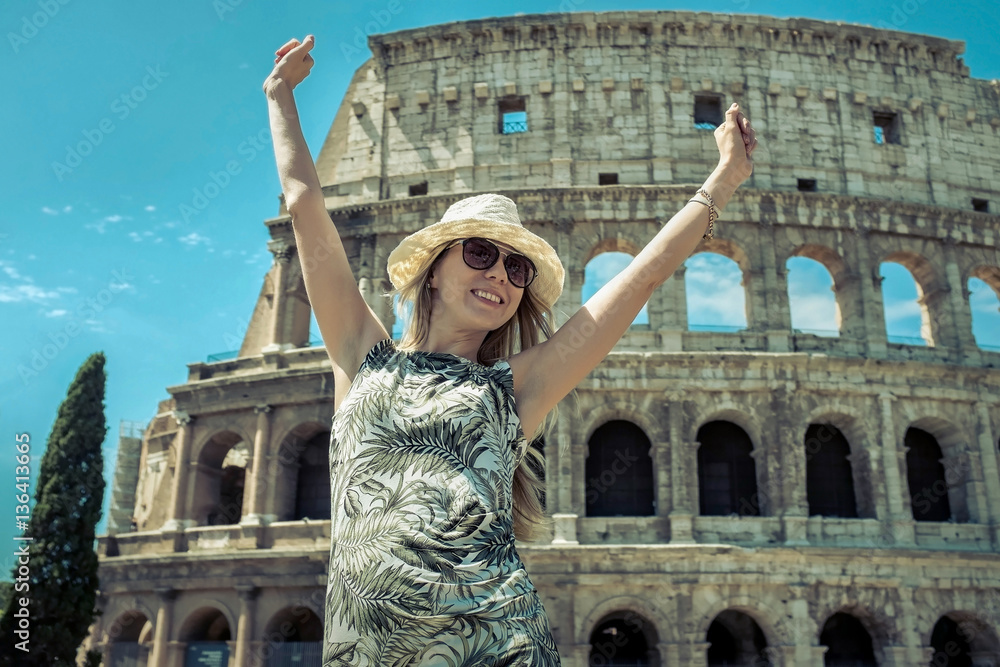 Φωτογραφία Happy woman tourist at white hat on the beautiful view of Coliseum