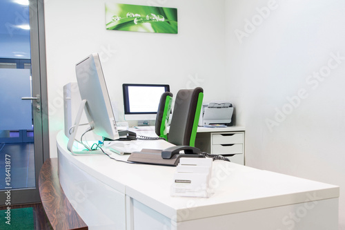 Empfangsbereich in einer Arztpraxis Zahnarzt Klinik