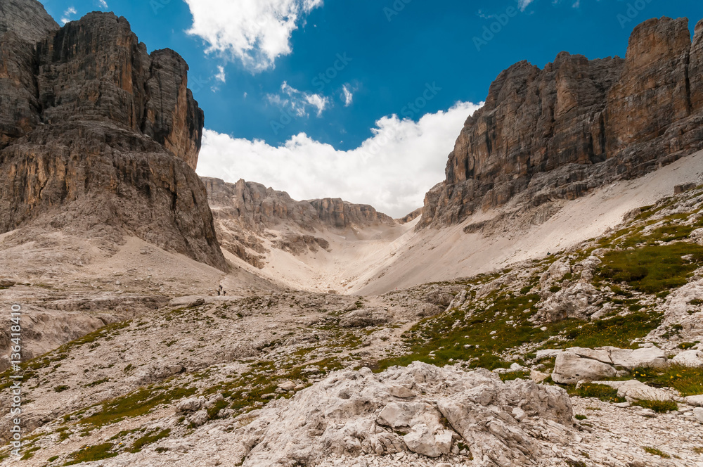 Obraz premium Scenic view of Dolomites mountains with dramatic clouds.