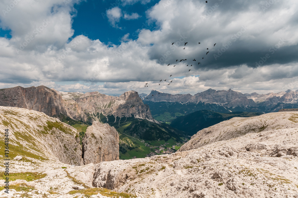 Obraz premium Scenic view of Dolomites mountains with dramatic clouds.