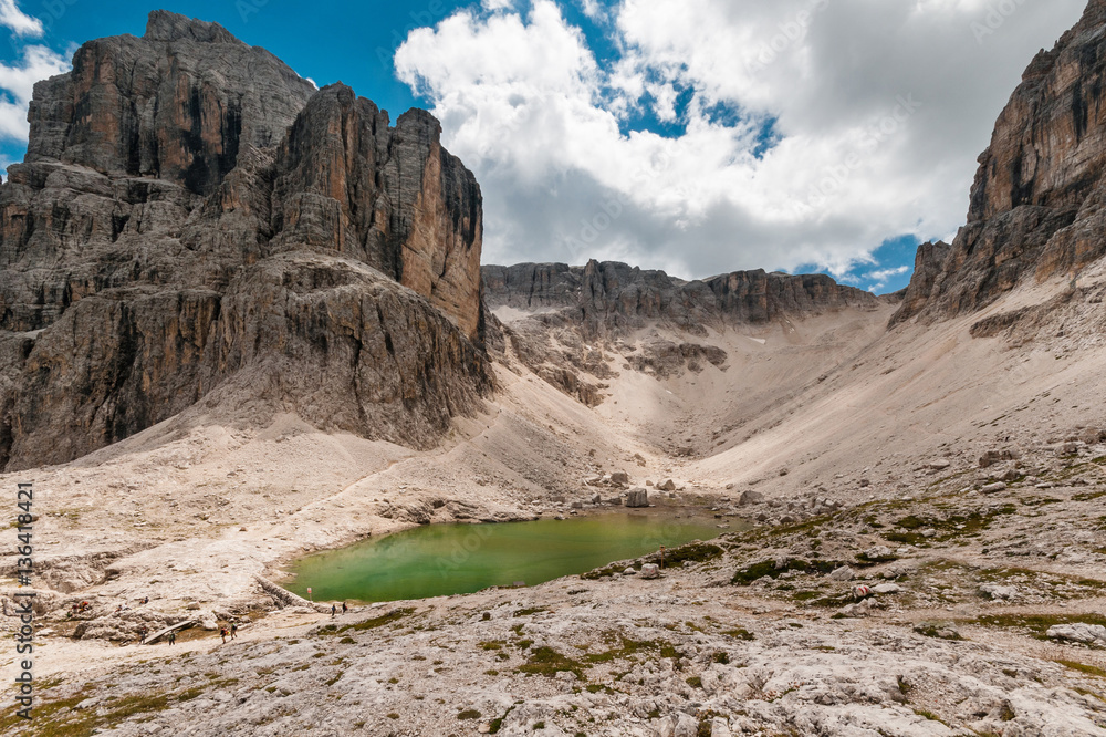 Obraz premium Scenic view of Dolomites mountains with dramatic clouds.