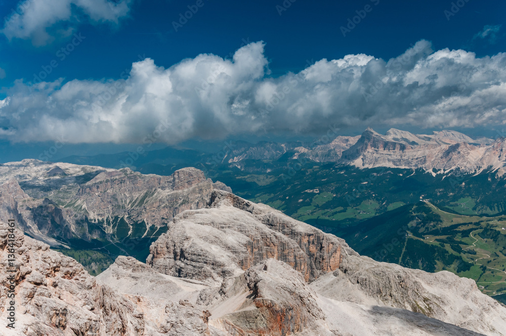Obraz premium Scenic view of Dolomites mountains with dramatic clouds.