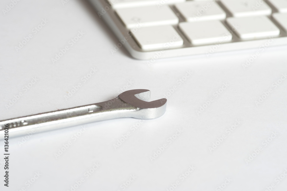 Fototapeta premium Ein Maulschlüssel und Reparatur Service für einen Computer