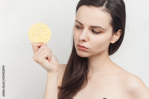 sponge fights beautiful women, bare shoulders