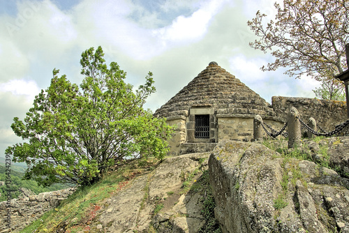 Das Beinhaus für die steinzeitlichen knochen auf dem friedhof von St.Floret, Auvergne