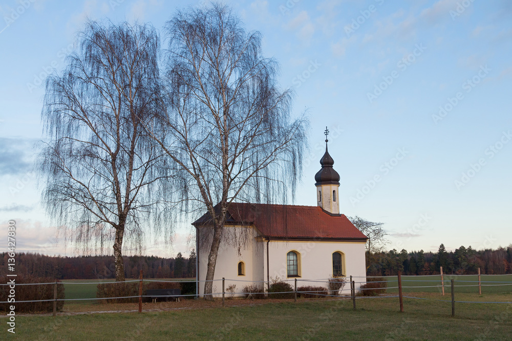 kleine Kapelle in der Abenddämmerung kleine Kapelle in der Abenddämmerung