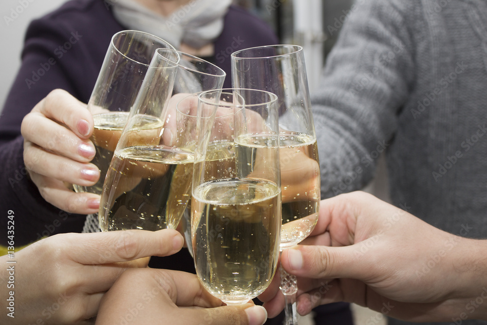 Brindis con copa de champagne, Family toast with champagne Stock Photo