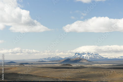 Schneebedeckter Tafelberg auf Island