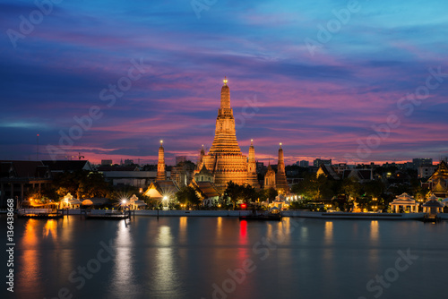 Wat Arun temple and Chao Phraya River at night in Bangkok, Thailand © ake1150