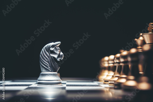 Fotografia Shot of a chess board silver horse moving.