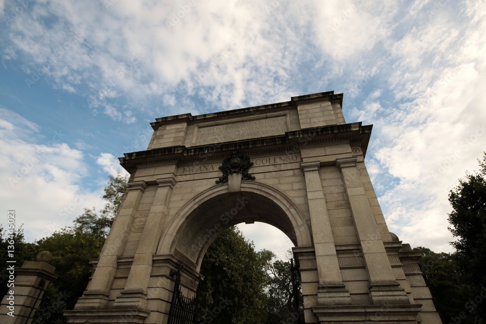 Arch gate to gthe biggest park in Dublin downtown