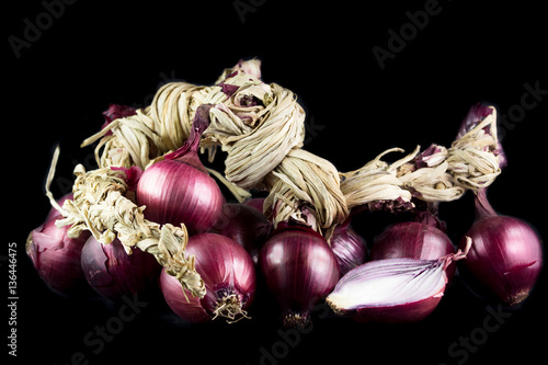 Treccia di cipolle su sfondo nero