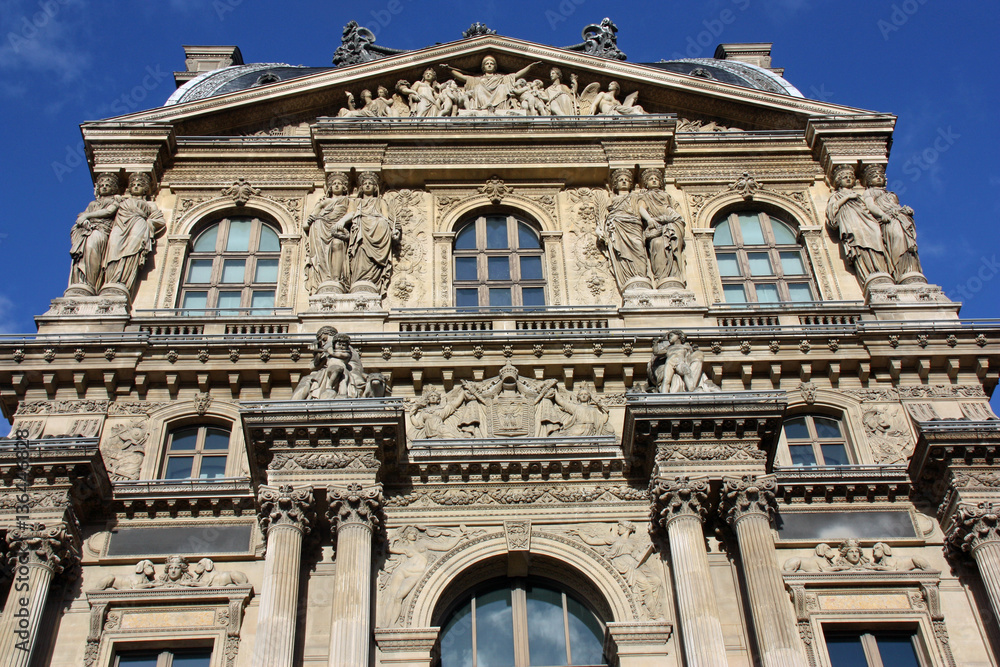 Façade à cariatides des toits du Louvre à Paris, France