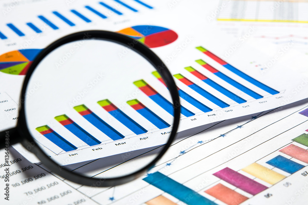 Obraz premium magnifying glass on financial report documents 