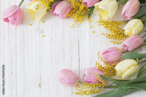 Fototapeta Naklejka Na Ścianę i Meble -  spring flowers on white wooden background