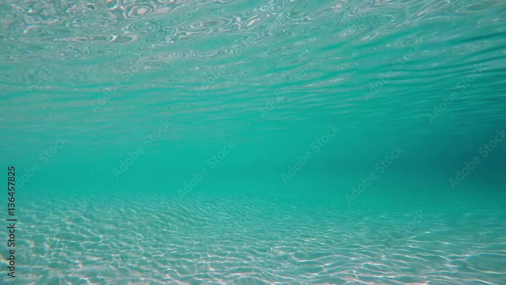 die Sonne scheint ins Wasser und das Licht wird gebrochen die Sonne scheint ins Wasser und das Licht wird gebrochen