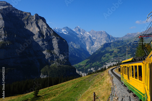Die Wengeralp-Bahn führt zur Jungfrau-Bahn hoch